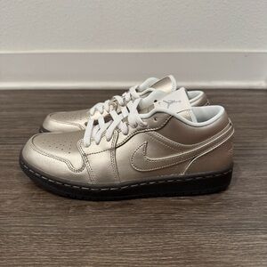 Jordan 1 Low SE "Metallic Zinc/Summit sz 9